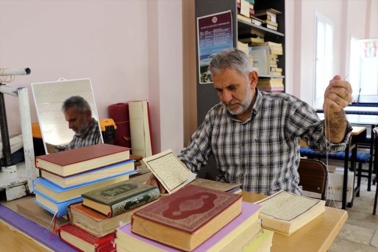 Yıpranan Kur'an-ı Kerim'leri ciltleme sanatıyla gönüllü onarıyor