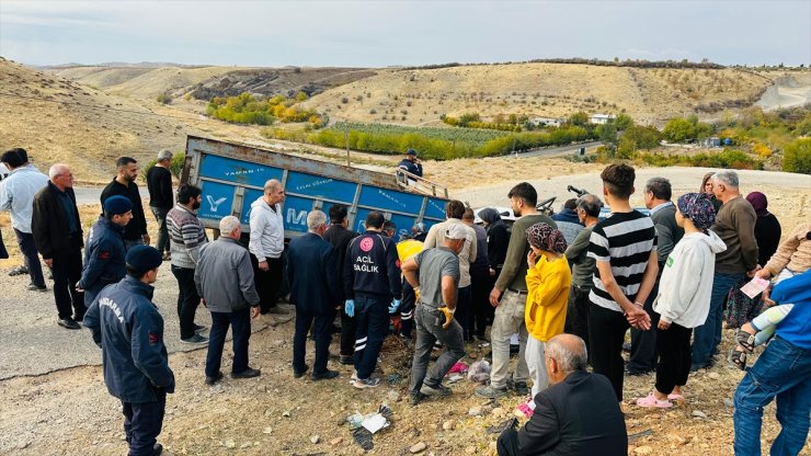 Adıyaman'da devrilen traktördeki 6 kişi yaralandı