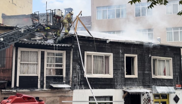 Beşiktaş'ta ahşap binada çıkan yangın itfaiye ekiplerince söndürüldü