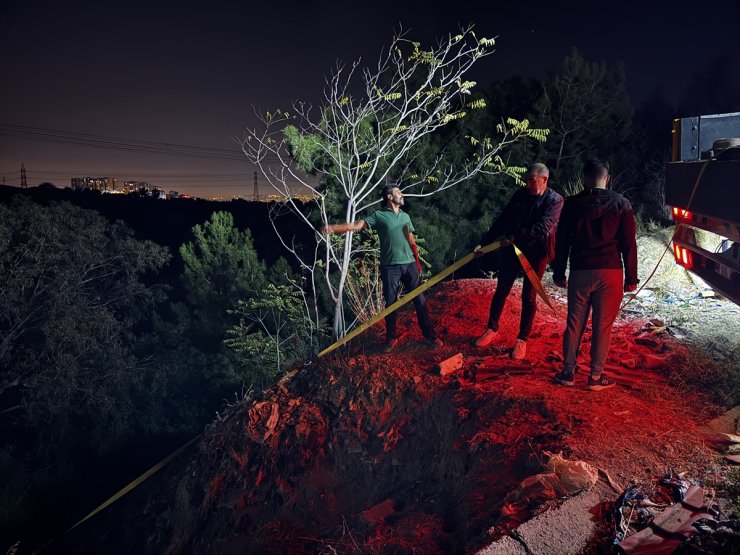 İzmir'de uçuruma düşen otomobilin sürücüsü yaralandı