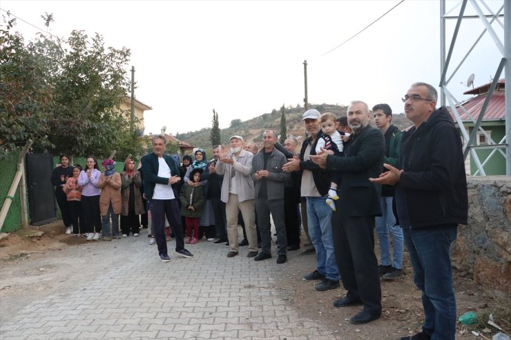 Kahramanmaraş'ta mahalle sakinlerinden baz istasyonuna "alkışlı" tepki