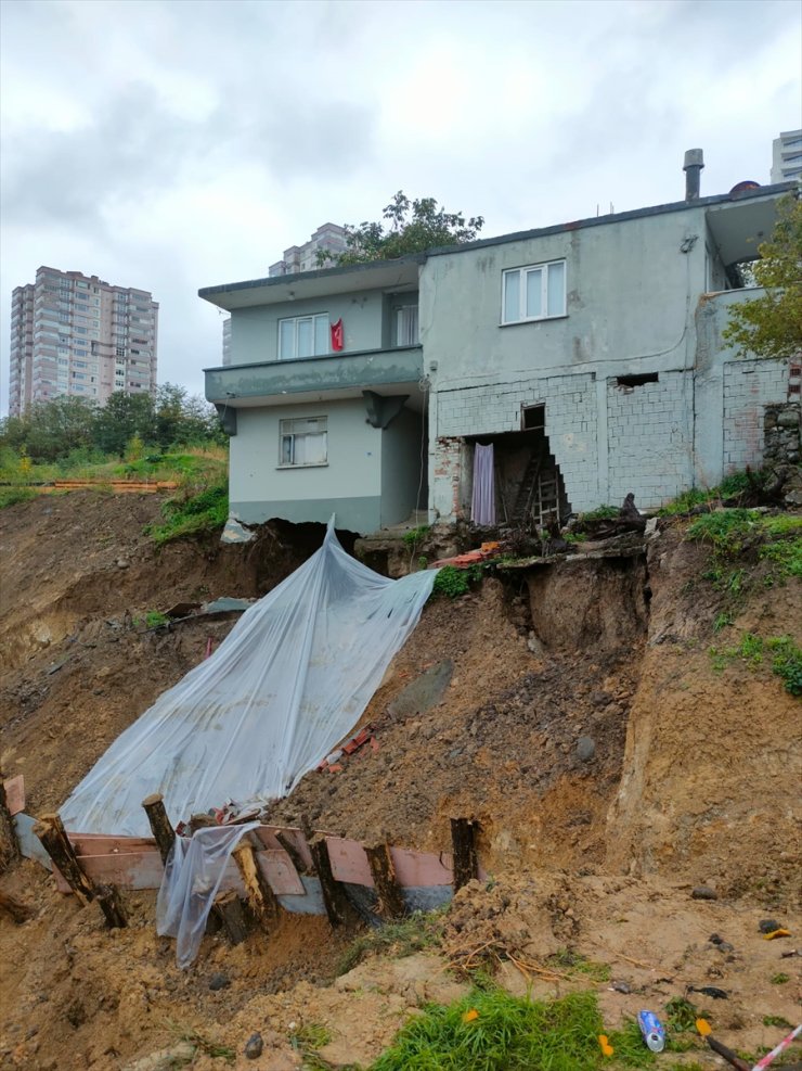 Samsun'da toprak kayması sonucu 2 katlı bina hasar gördü