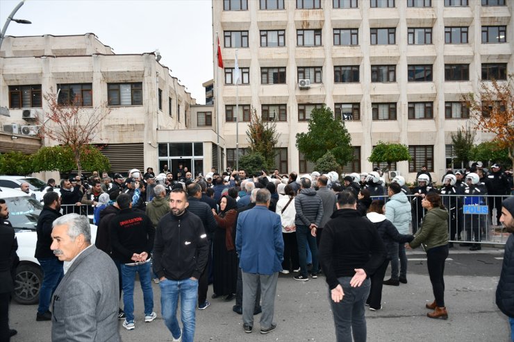 GÜNCELLEME - Görevlendirme yapılan Batman Belediyesi önünde polise mukavemette bulunan 75 kişi gözaltına alındı