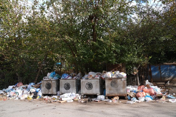 İşçiler ile belediyenin anlaştığı Kartal'da bazı mahallelerde çöpler hala toplanmadı