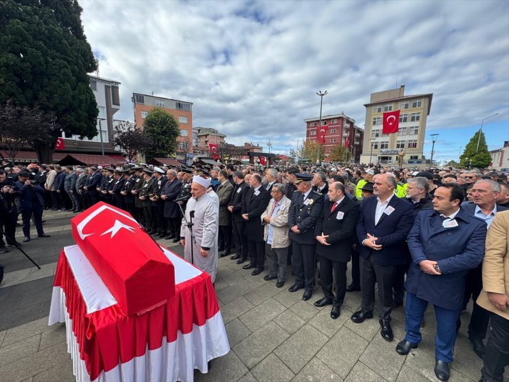 İstanbul'da trafik kazasına müdahale ederken şehit olan polis toprağa verildi