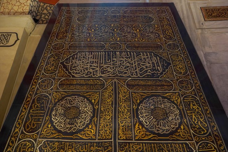 Kabe'nin kapı örtüsü Edirne Eski Cami'de sergileniyor