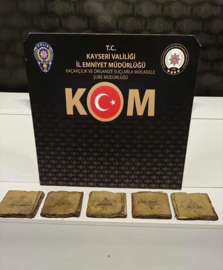 Kayseri'de 1800 yıllık el yazması 5 kitap ele geçirildi