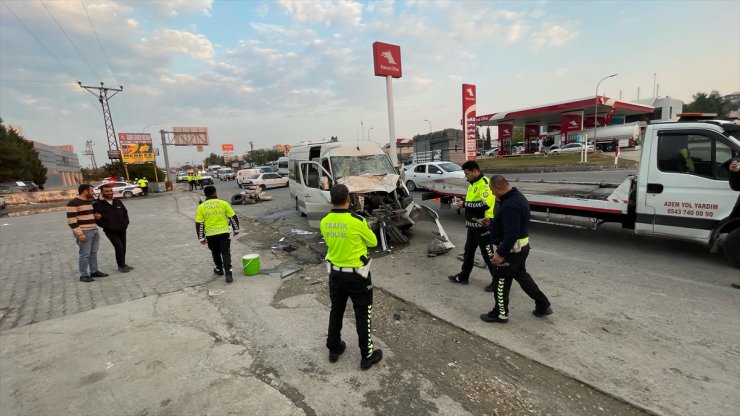 Şanlıurfa'da tırla minibüsün çarpıştığı kazada 12 kişi yaralandı