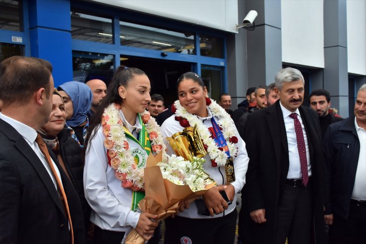 Dünya Gençler Boks Şampiyonası'ndan madalyayla dönen Havvanur ve Dilara, coşkuyla karşılandı