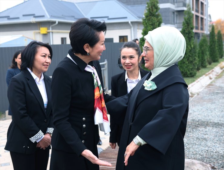 Emine Erdoğan ve Aygül Caparova, Kırgızistan'daki Türkiye Maarif Vakfı'nı ziyaret etti