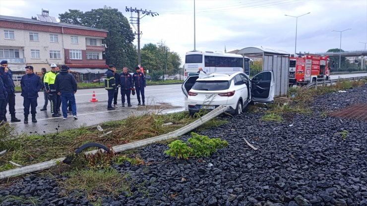 Samsun'da bariyere çarpan cipin sürücüsü öldü, eşi yaralandı