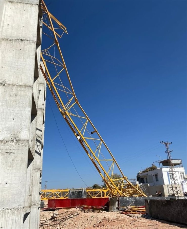 Adana'da devrilen kule vincin operatörü hayatını kaybetti