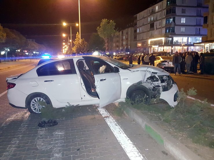 Bingöl'de iki otomobilin çarpıştığı kazada 2 kişi yaralandı