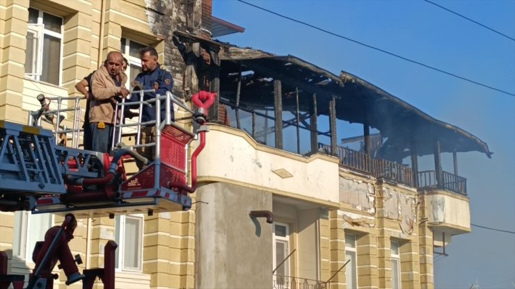 Hatay'da 3 katlı binada çıkan yangında mahsur kalan 3 kişi kurtarıldı