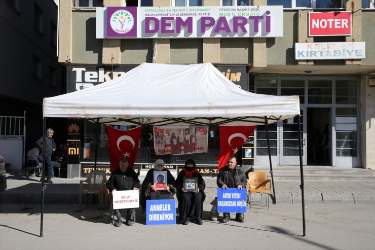 Muşlu aileler DEM Parti binası önündeki "evlat nöbeti"ni sürdürdü