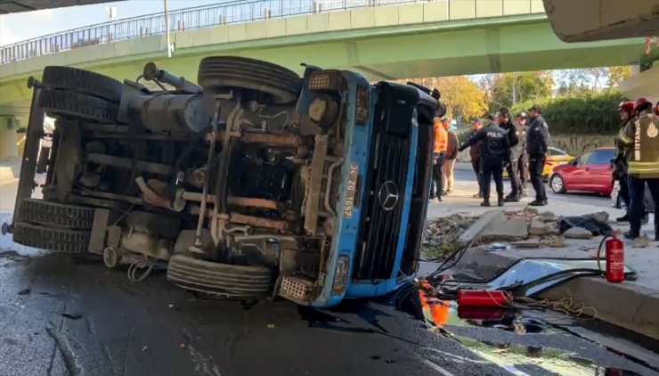 GÜNCELLEME - Bakırköy'de üst geçide çarpan vinç devrildi