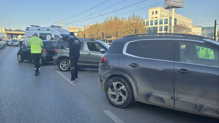 Bursa'da direksiyon başında fenalaşan sürücünün kullandığı otomobil 2 araca çarptı