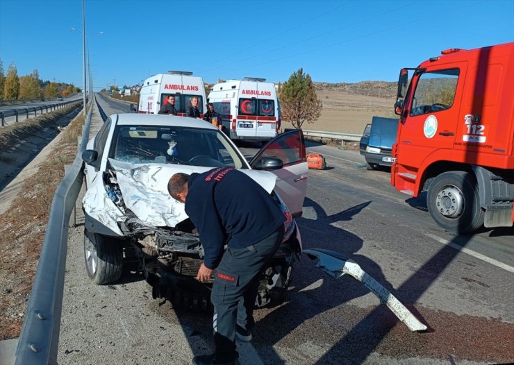 Çorum'da 2 otomobilin çarpıştığı kazada 3 kişi yaralandı