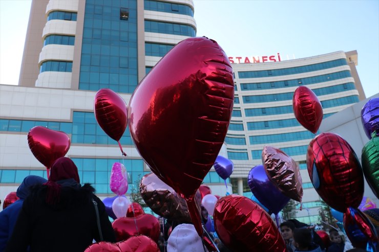 Erzurum'da anaokulu öğrencileri, lösemili akranları için gökyüzüne balon bıraktı