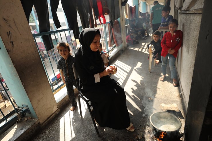 Gazze Şeridi'nin kuzeyinden zorla göç ettirilen Filistinliler temel insani ihtiyaçlardan yoksun şekilde yaşıyor