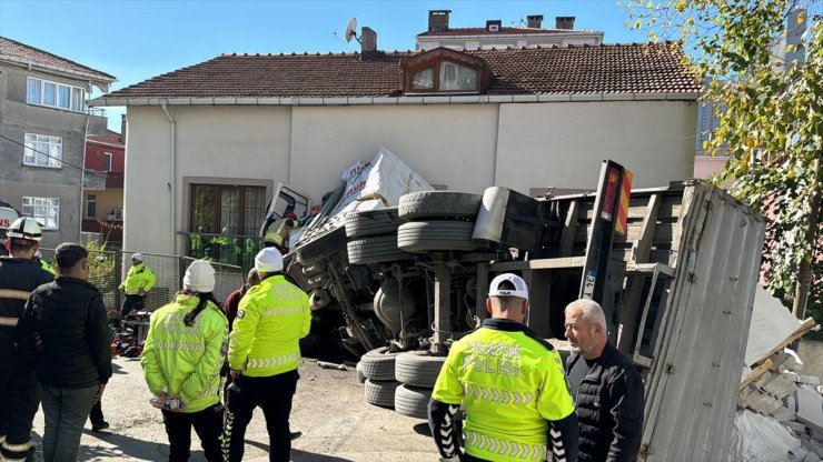 Kartal'da eve çarpıp devrilen kamyonun sürücüsü yaralandı