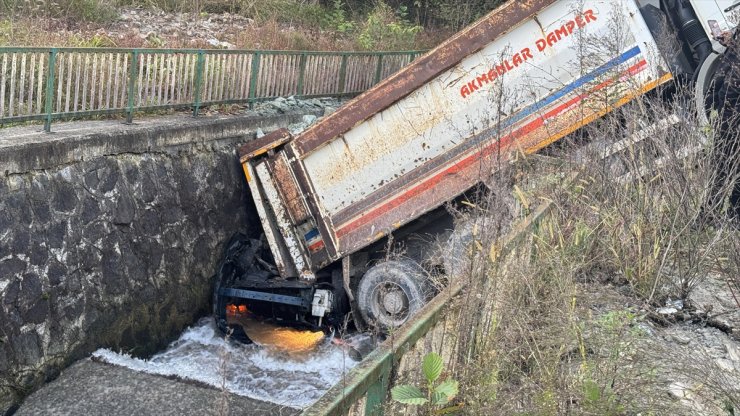 Rize'de kontrolden çıkarak kayan kamyon dereye devrildi