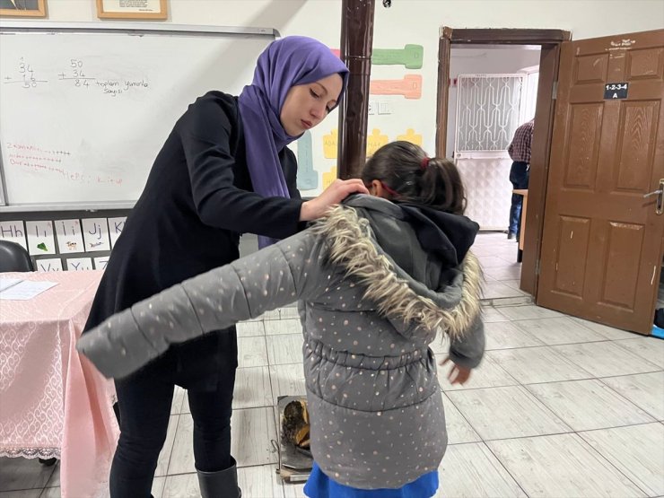 Tek öğretmen olarak görev yaptığı okulun çehresini değiştirdi