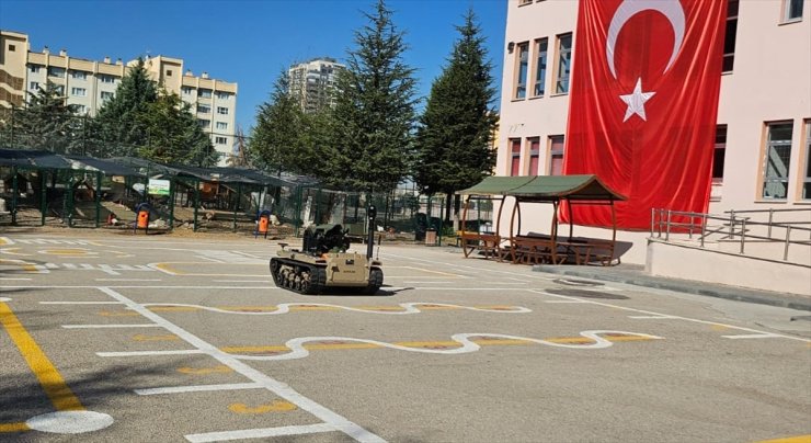 Türk savunma sanayisi ürünleri BAHA ve BARKAN ile okul ziyareti