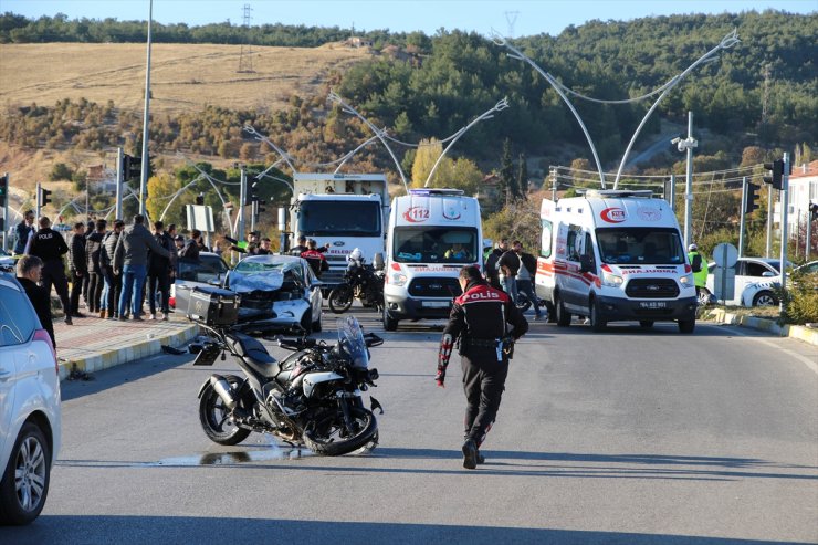 Uşak'ta trafik kazasında 2'si polis 4 kişi yaralandı