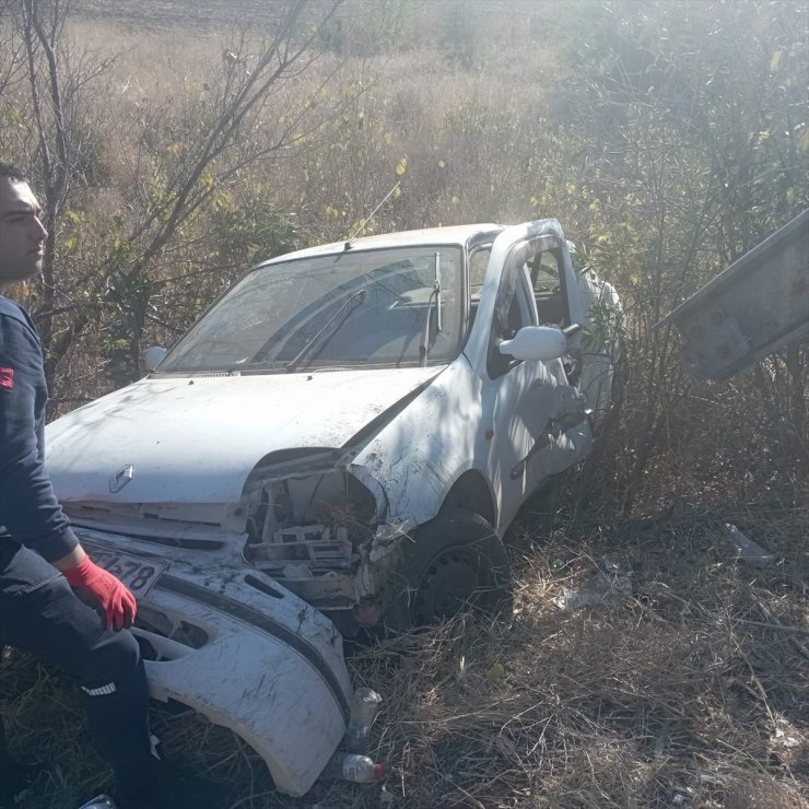 Adana'da bariyerlere çarpıp devrilen otomobilin sürücüsü öldü