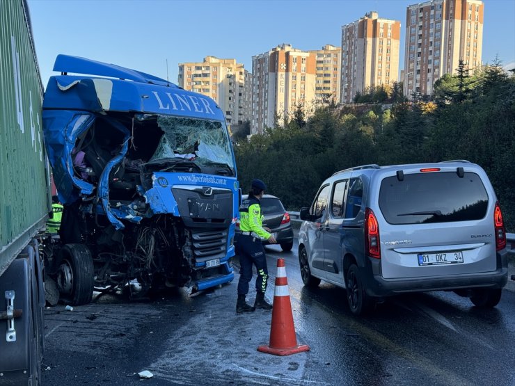 GÜNCELLEME - Anadolu Otoyolu'nun Kocaeli kesiminde zincirleme trafik kazasında 5 kişi yaralandı