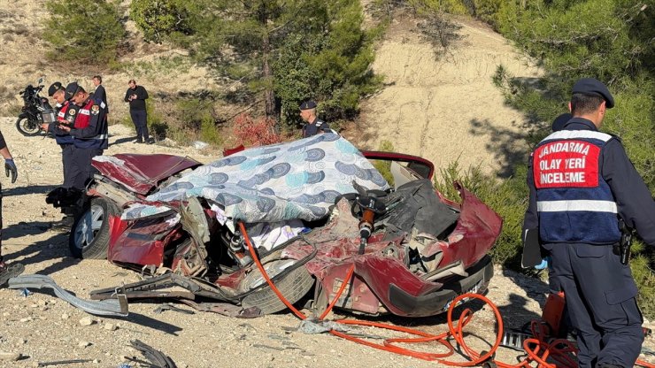 Burdur'da tır ile üç otomobilin karıştığı kazada 2 kişi öldü, 6 kişi yaralandı