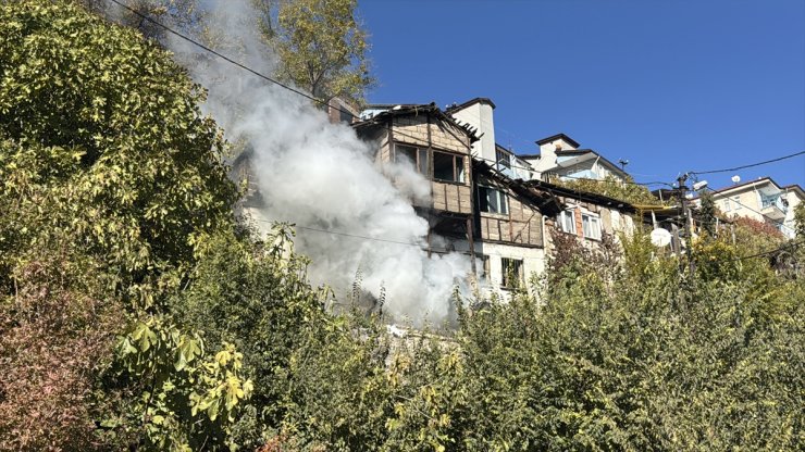 Karabük'te çöp dolu evde çıkan yangın söndürüldü