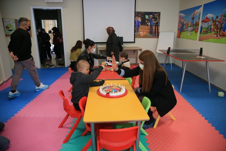 Lösemiyi yendikleri hastanede aynı kaderi paylaşan çocuklara umut oluyorlar