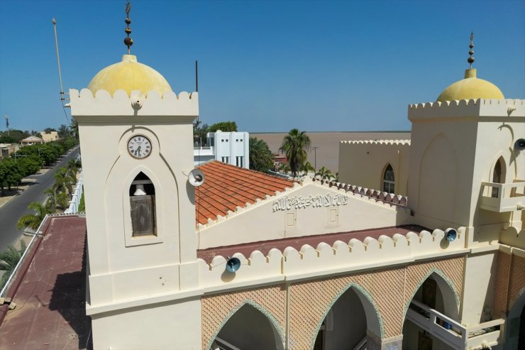 Senegal'de minaresinde çan bulunan Büyük Saint-Louis Camisi