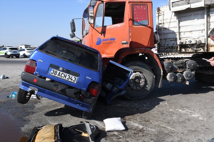 Adana tırla çarpışan otomobildeki 1 kişi öldü, 1 kişi yaralandı