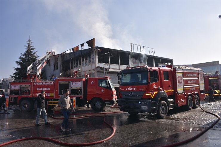 Afyonkarahisar'da yedek parça dükkanında çıkan yangın söndürüldü