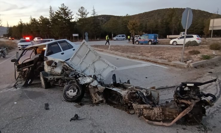 Burdur'da iki otomobilin çarpıştığı kazada 6 kişi yaralandı