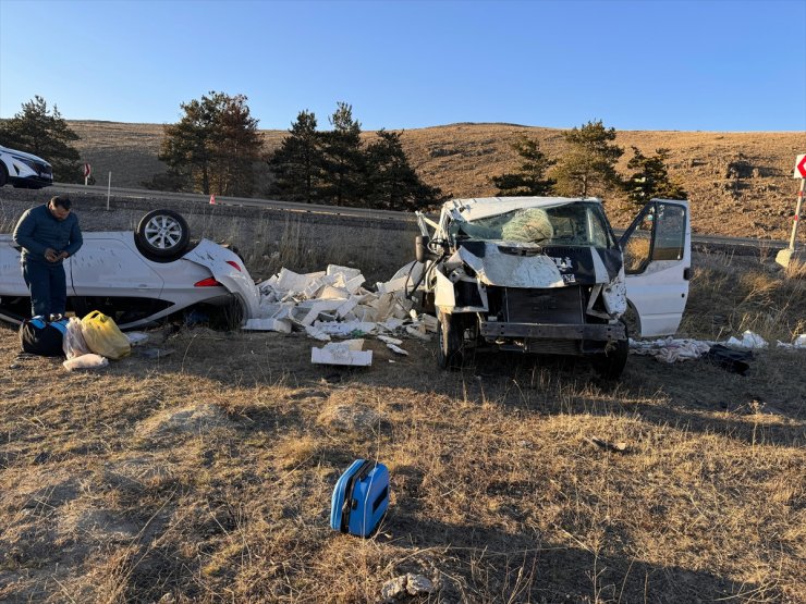 Erzurum'da otomobilin balık yüklü kamyonetle çarpıştığı kazada 5 kişi yaralandı