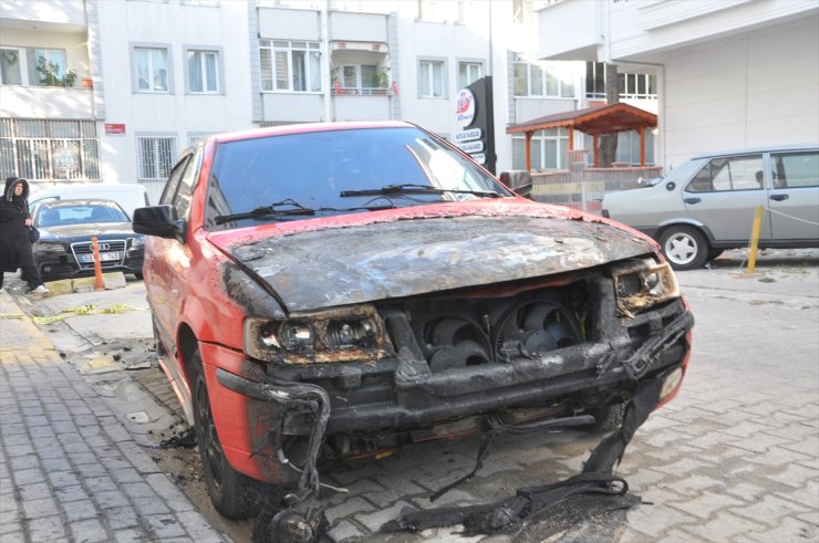 Kırklareli'nde park halindeki 4 otomobil yandı