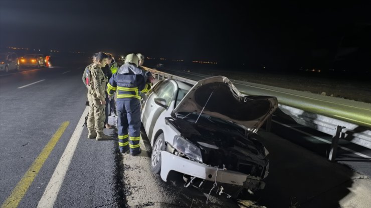 GÜNCELLEME - Mardin'de yoldaki lastiği kaldırmak isteyen sürücü otomobilin çarpması sonucu öldü