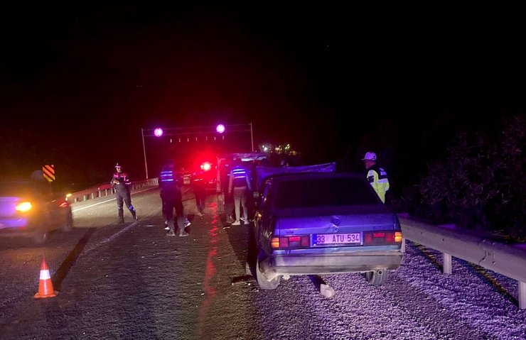 Mersin'de araç lastiği değiştirenlere otomobilin çarpması sonucu 2 kişi öldü