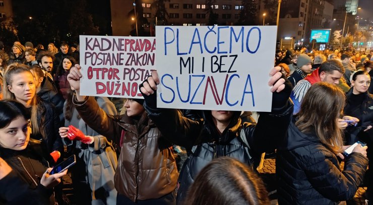 Sırbistan'da tren istasyonundaki ölümlü kazaya tepki gösterenler köprü trafiğini kapattı