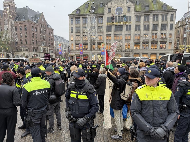 Amsterdam'da Filistin destekçilerine sert polis müdahalesi