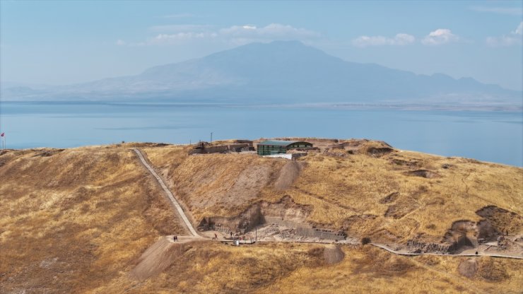 Ayanis Kalesi'nin ihtişamı surlarıyla ortaya çıkıyor