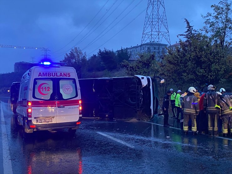 Esenler’de yolcu otobüsünün devrilmesi sonucu 2 kişi öldü, 15 kişi yaralandı