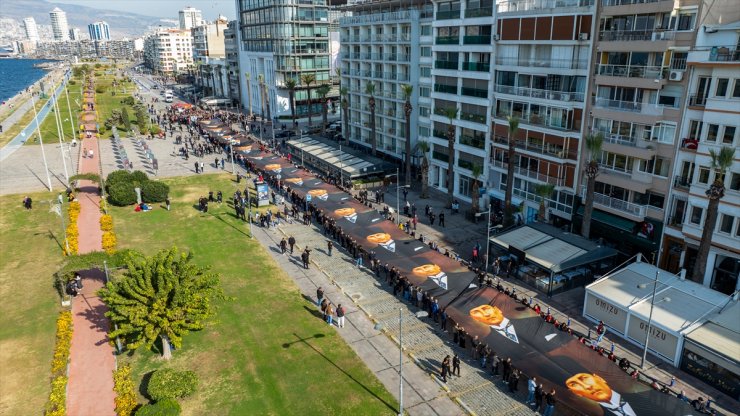 İzmir'de "Ata'ya Saygı Yürüyüşü" ile koreografi düzenlendi