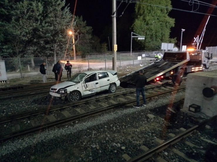 Kırklareli'nde trenle otomobilin çarpıştığı kazada 2 kişi yaralandı