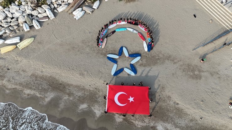 Mersin'de sporcular Büyük Önder Atatürk'ü kumsaldaki ay yıldız figürüyle andı