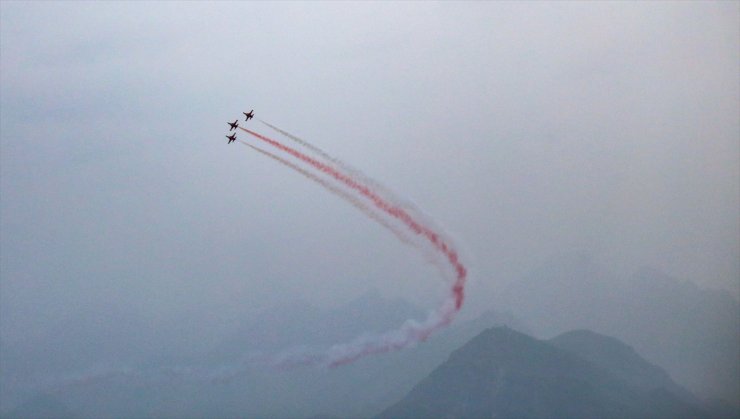 Türk Yıldızları Antalya semalarında "Ata'ya saygı" uçuşu yaptı